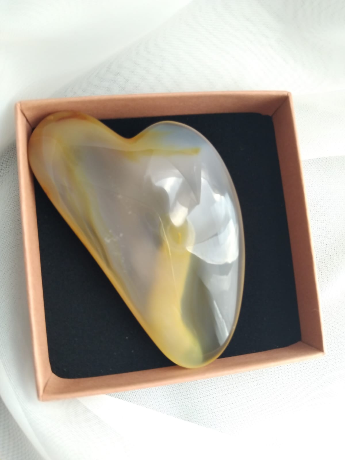 photo gua sha en agate massage visage - bien-être
