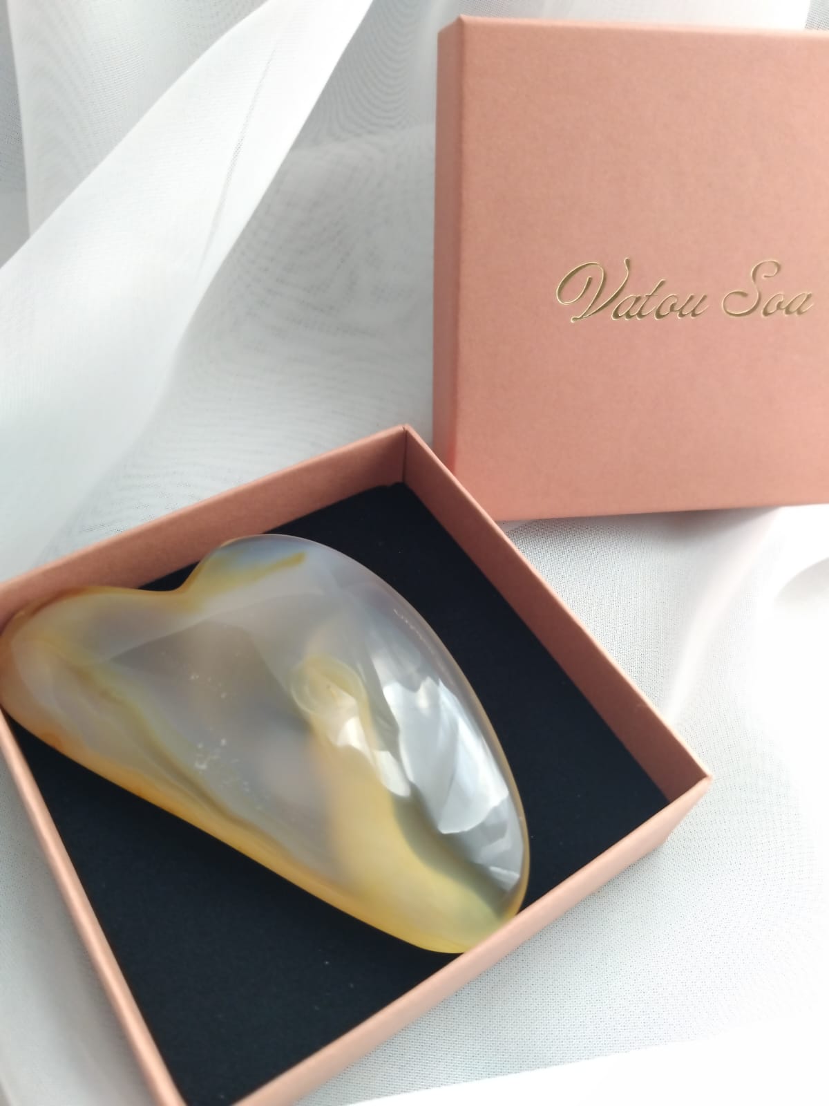 photo gua sha en agate massage visage - bien-être