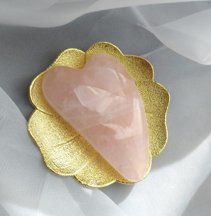photo gua sha en quartz rose de madagascar massage visage - bien-être