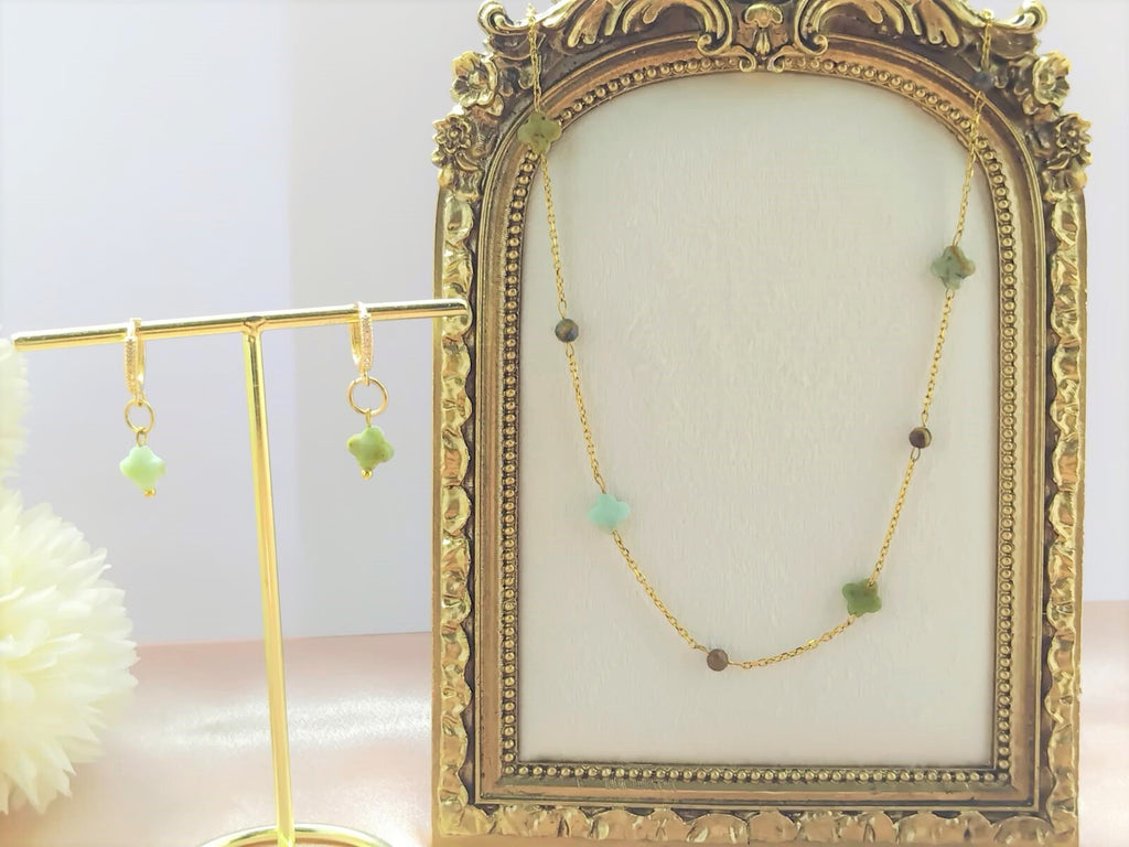 Photo portée de la parure chrysoprase  forme trèfle 10mm et œil de tigre facettée 4mm chaine perlée bijou pour femme