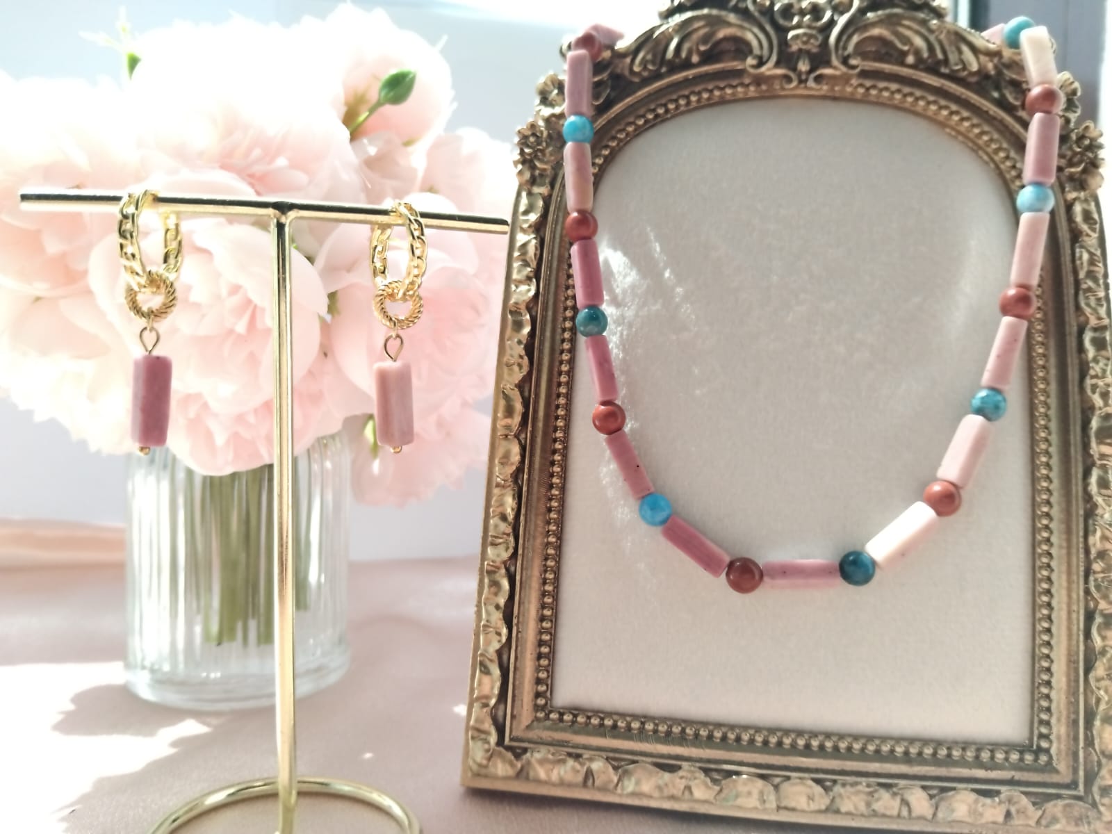 photo collier collier rase de cou en jaspe rouge, apatite bleue et boucles rhodonite