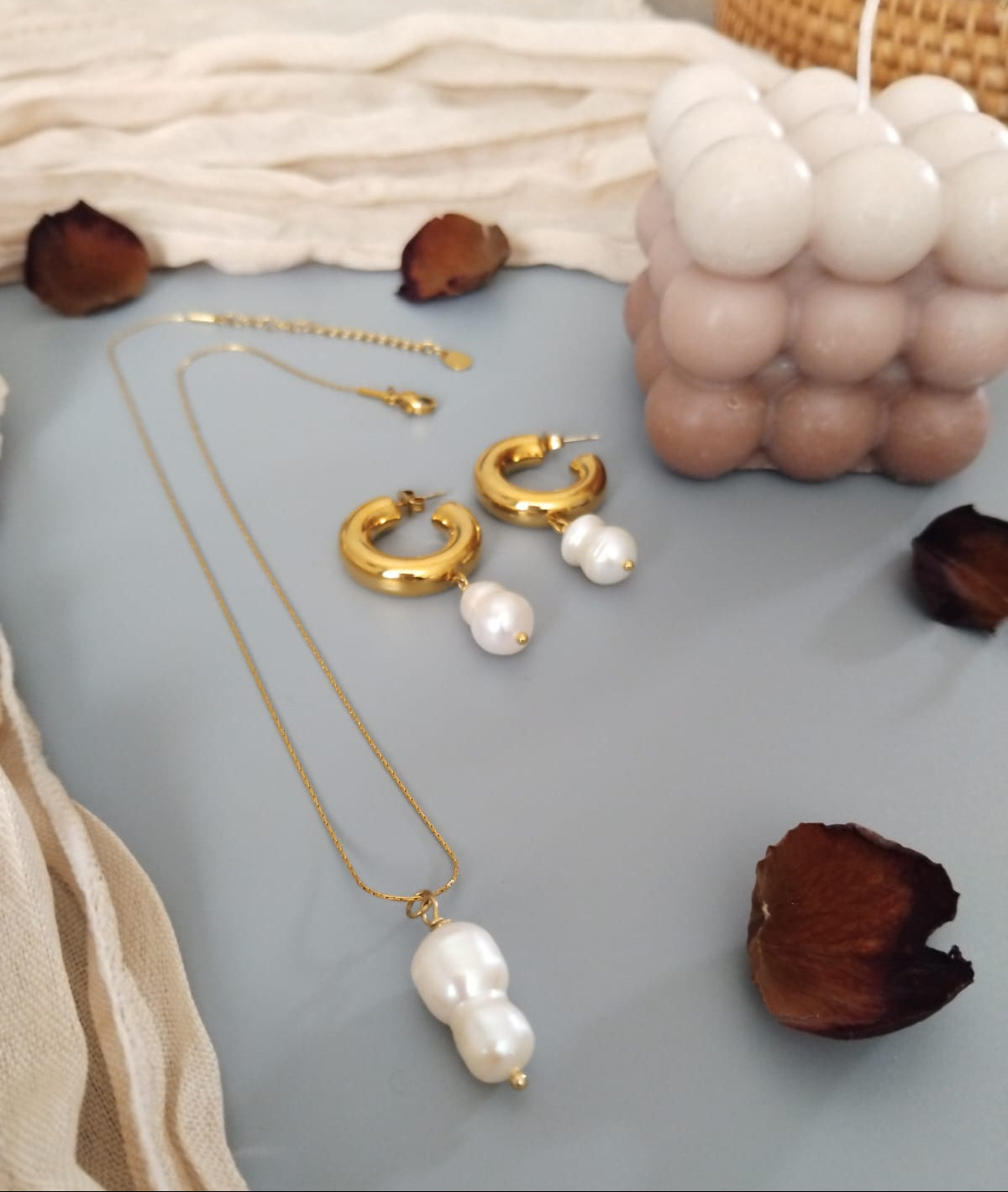 photo collier en acier inoxydable torsadé pendentif perle de culture et boucles créoles avec perle de culture