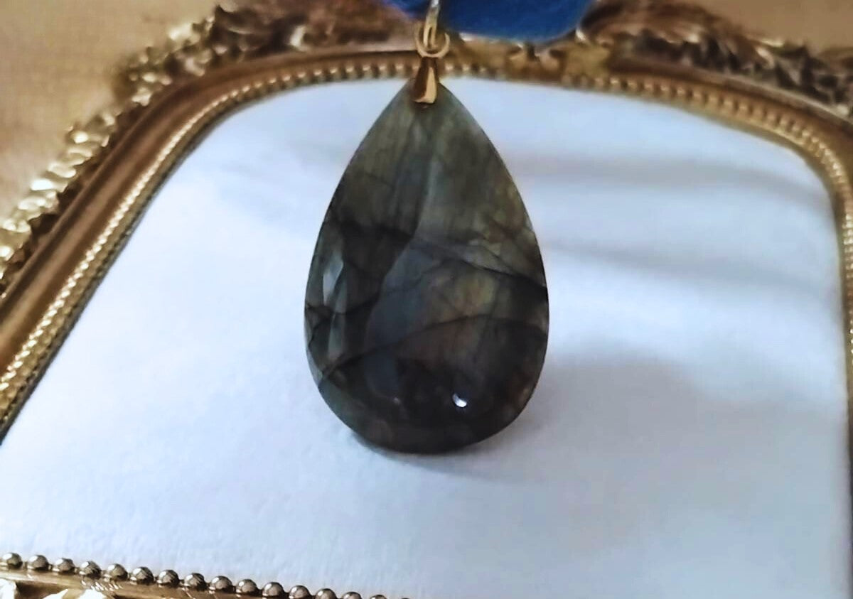 Collier Éclya en labradorite naturelle et tissu jean noué – pendentif goutte, bijou fait main en France
