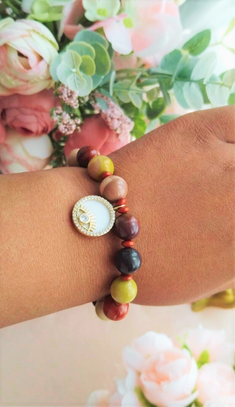 photo portée bracelet jaspe mokaite 10mm et jaspe rouge toupie 4mm au milieu e trouve charm en nacre oeil du diable