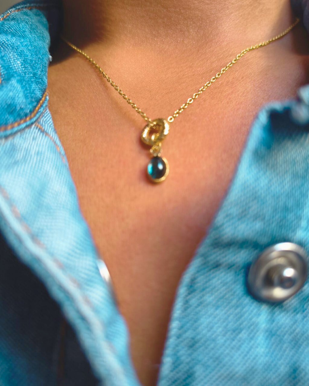 photo porté collier chaine acier inoxydable avec pendentif topaze bleu forme goutte