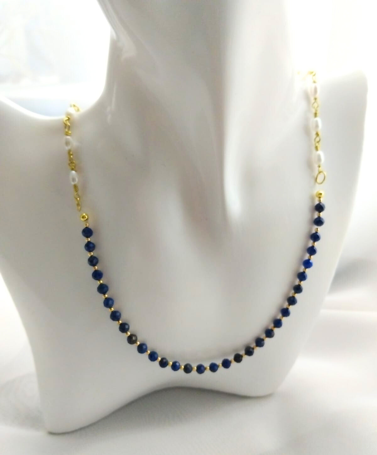 photo collier femme 42cm avec perles d'eau douce 6mm et lapis lazuli facetté 4mm 