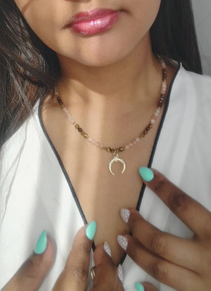 Collier pierre de soleil, œil de tigre & cristal irisé – Magie lunaire & lumière intérieure - Vatou Soa