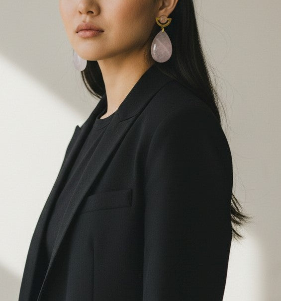 Rhéa – Boucles pendantes en quartz rose, acier inoxydable doré