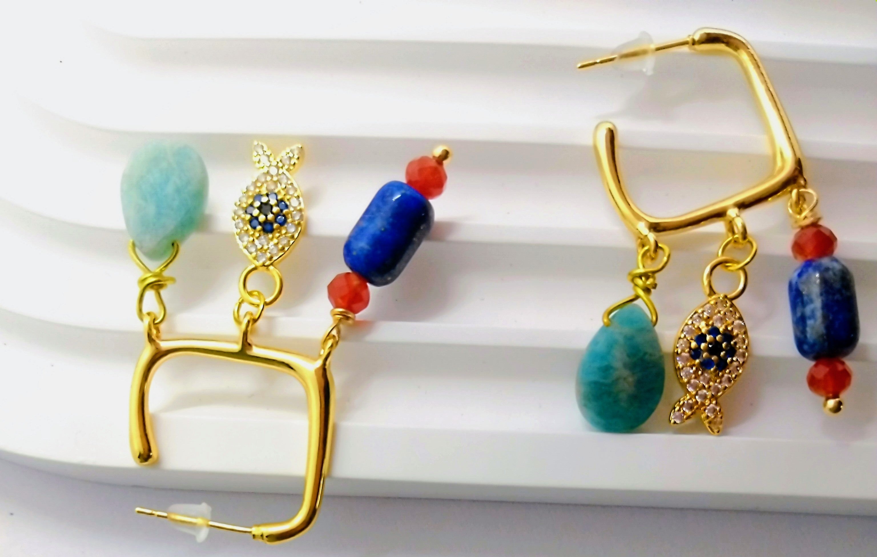 Aquarelle – Boucles d'oreilles dorées amazonite, lapis-lazuli et cornaline - Vatou Soa