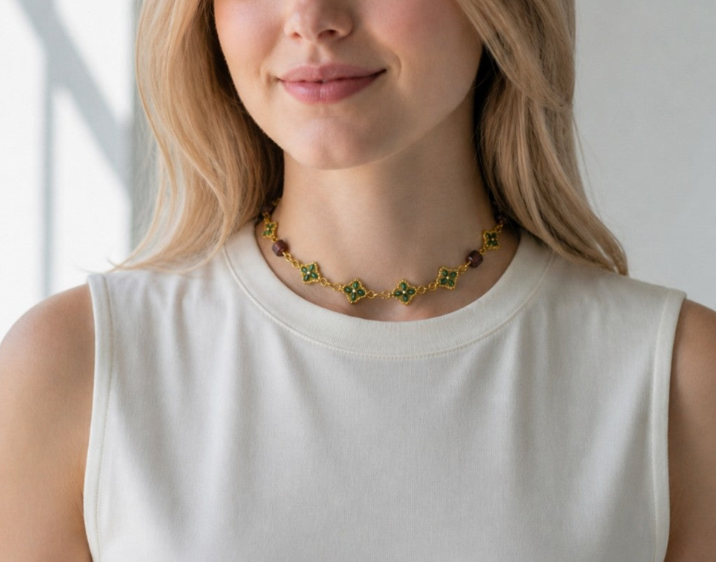 Collier Bloom – Ras de cou femme grenat hessonite et fleurs vertes dorées